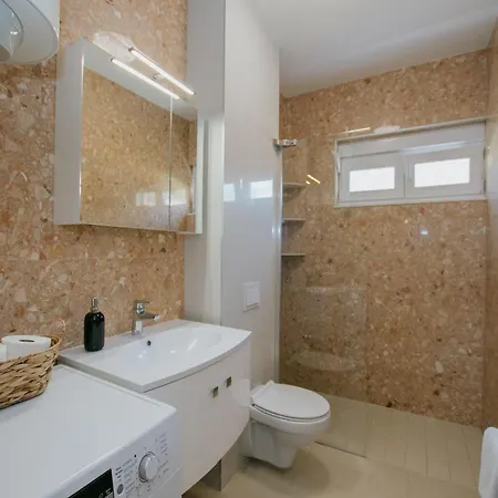 Апартаменти With Parking Space Seget Donji, - 22549 *